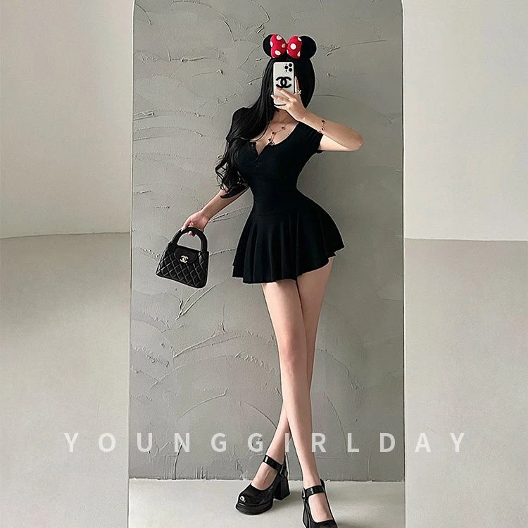 伊包zhijYoungGirlDay 纯欲芭蕾风U领收腰褶皱裙摆短袖连衣裙高腰