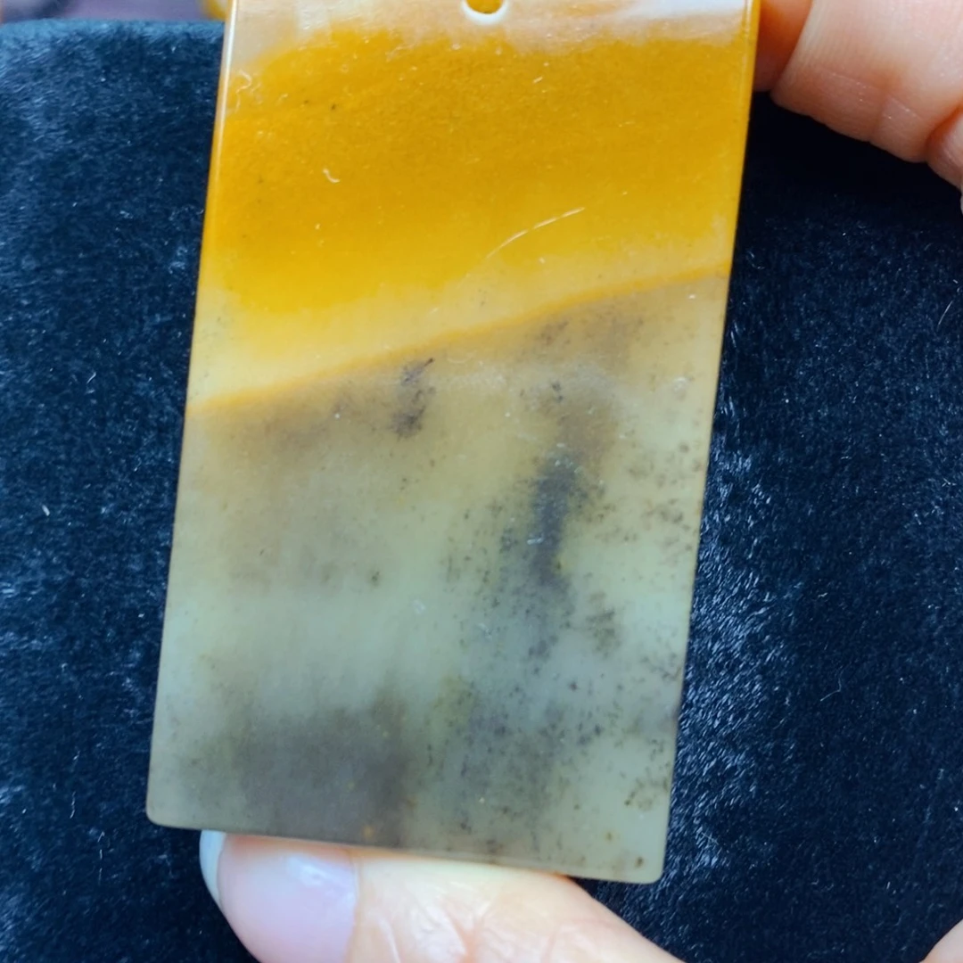 未镶嵌石英质玉（黄龙玉）颈饰
