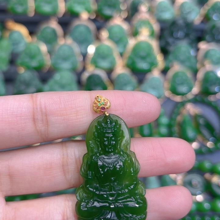 颈饰18K金镶嵌和田玉（碧玉）