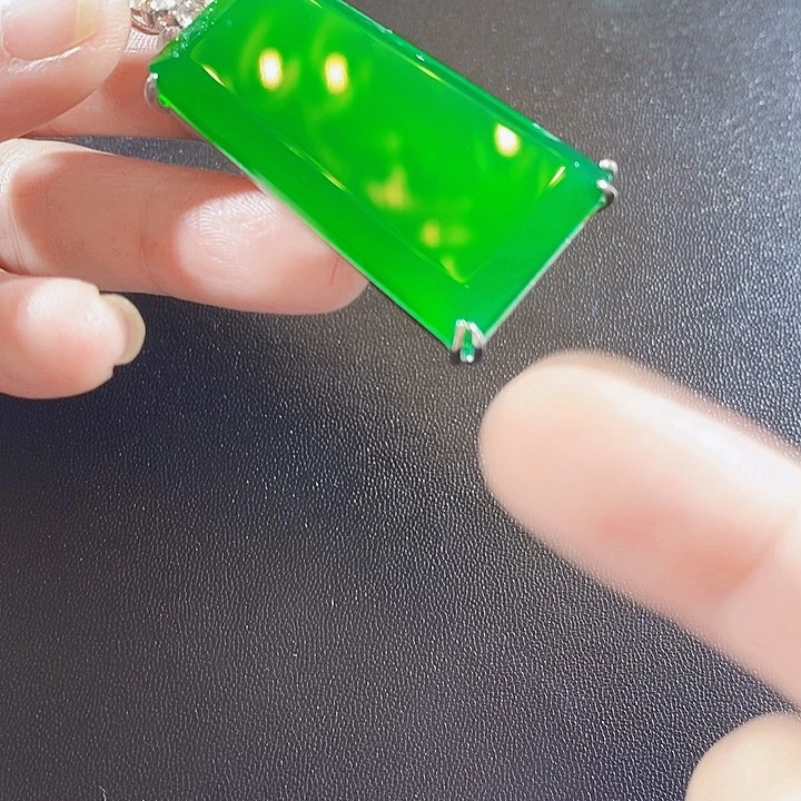 只买单纯的吊坠，没带链子，属的性质。无