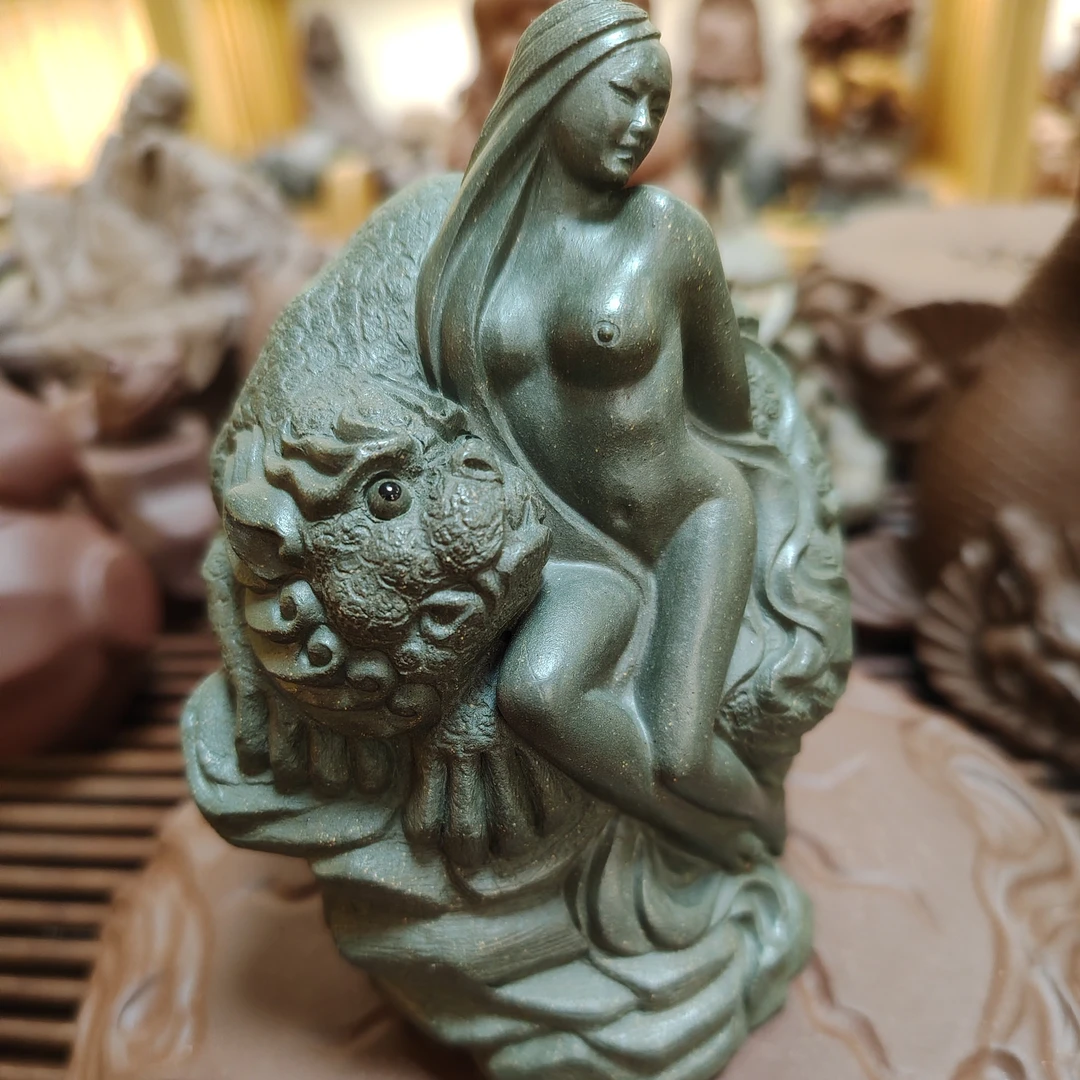 宜兴原矿紫砂蟹壳青美女与野兽茶宠摆件