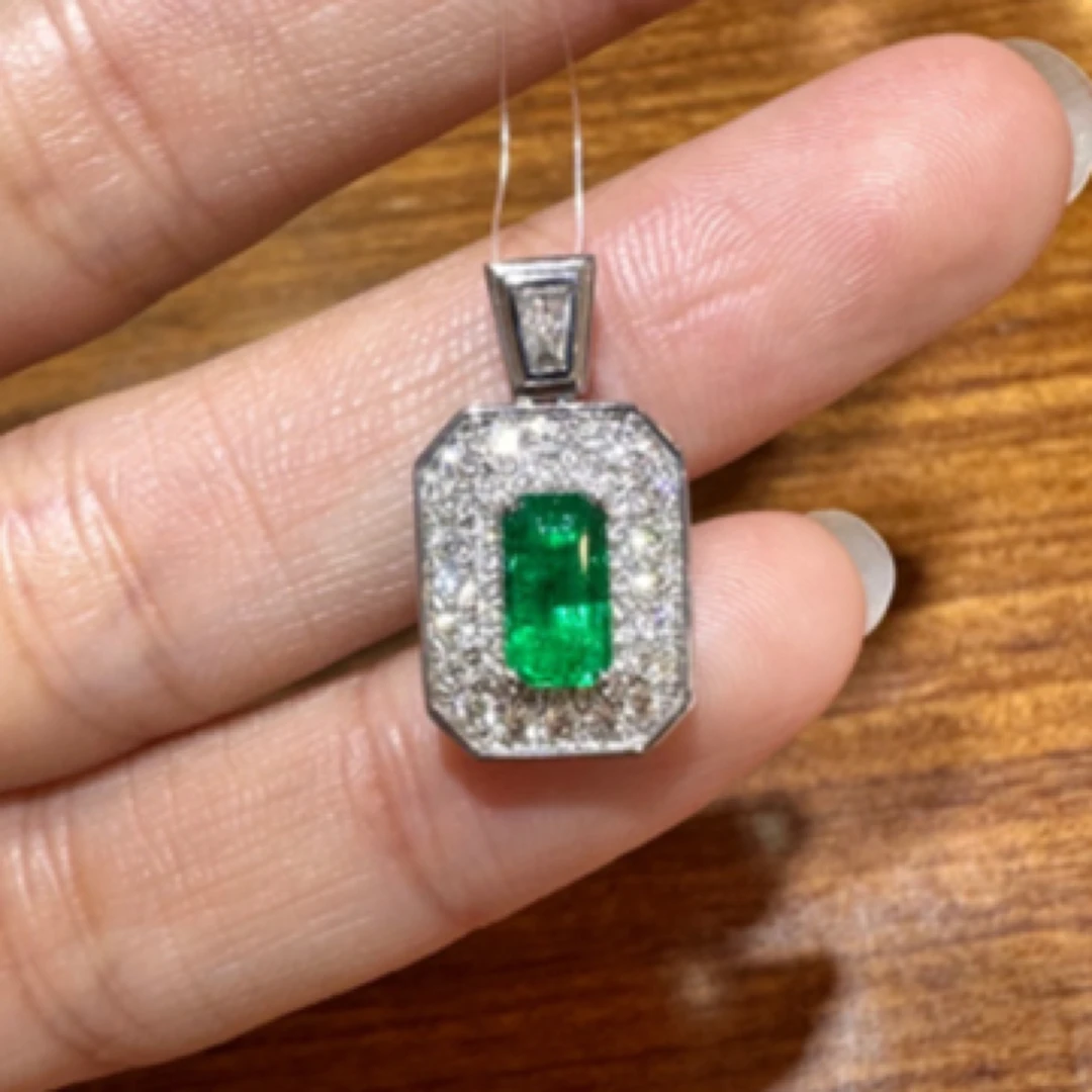 哥伦比亚沃顿祖母绿吊坠89分 18k金镶嵌 钻石57.6分 吉尔德