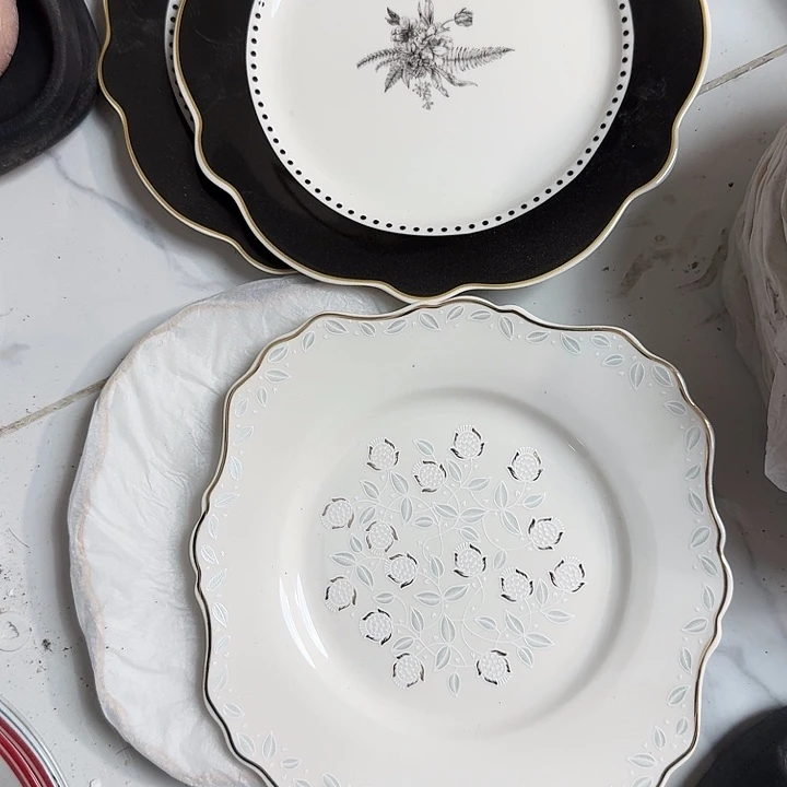 丽***3瓷两个黑色小盘16米，两个方盘20米