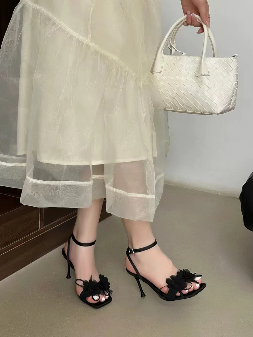 23067黑色细跟高跟鞋