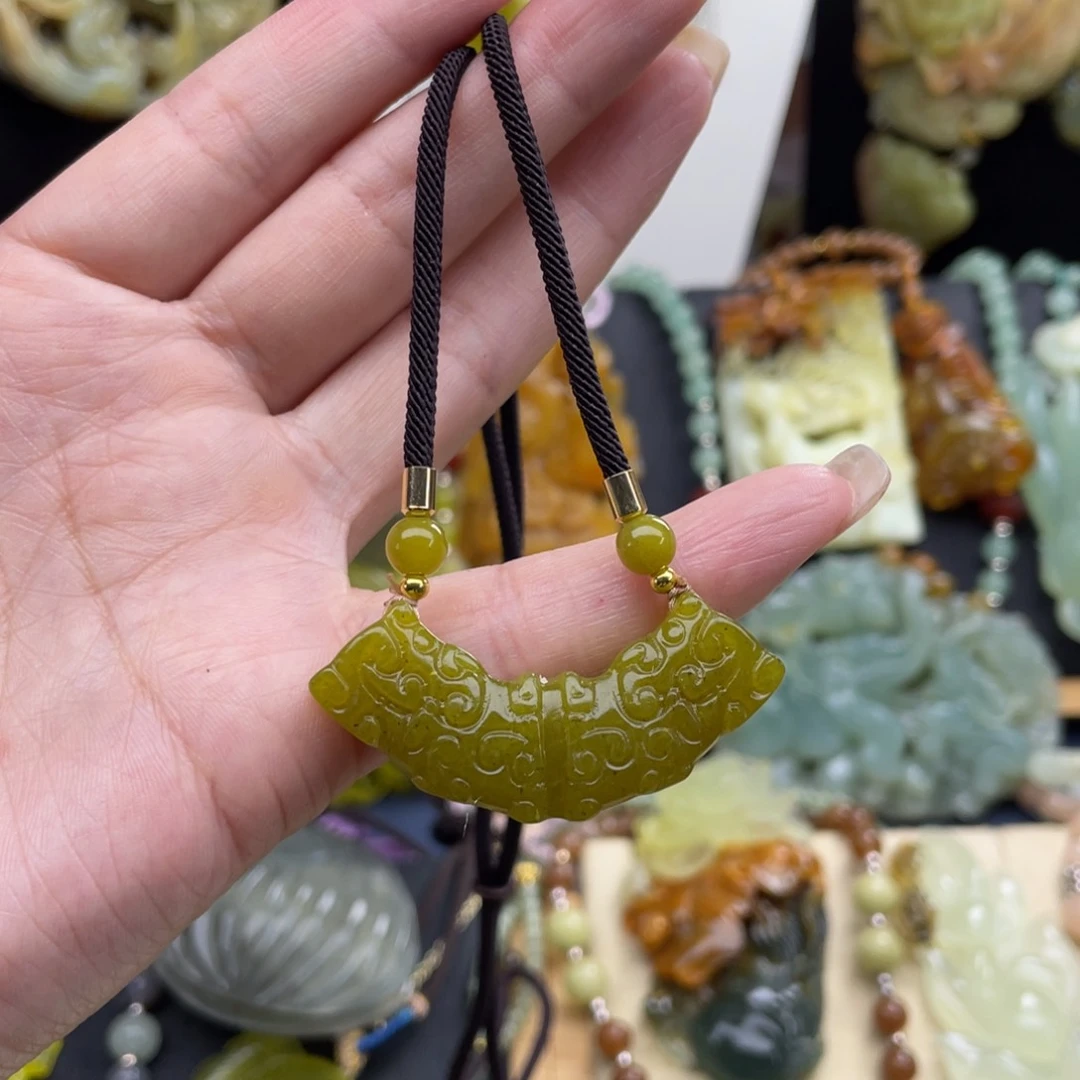 蛇纹石玉未镶嵌颈饰