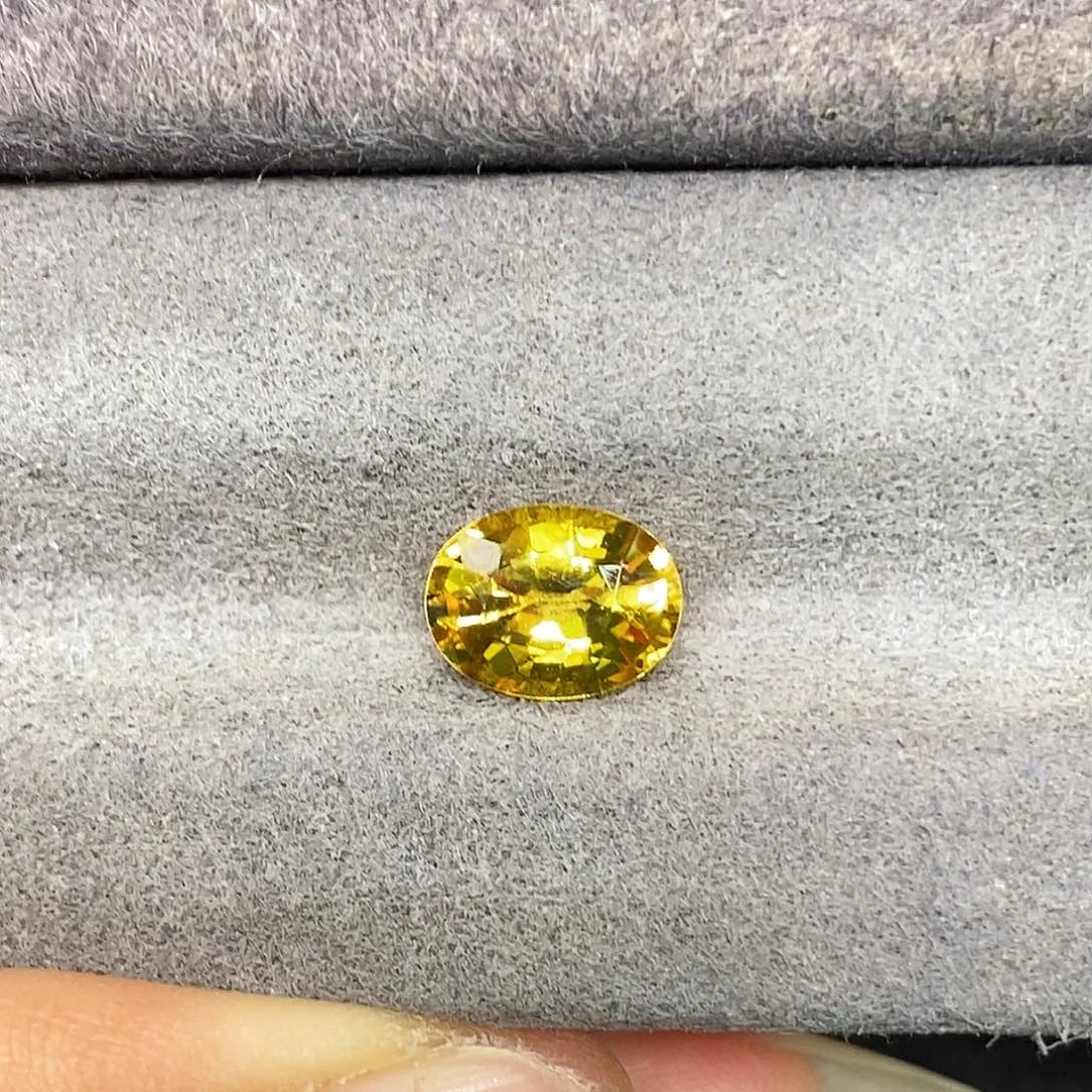 蓝宝石裸石2.26克拉天然玻璃体满火彩黄蓝宝