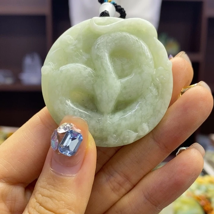 蛇纹石玉未镶嵌颈饰