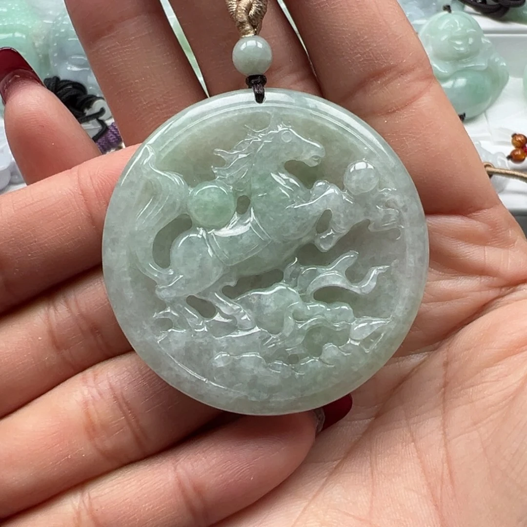 翡翠颈饰未镶嵌马牌