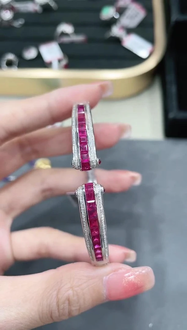 18K金镶嵌天然红宝石手镯开口镯 K白