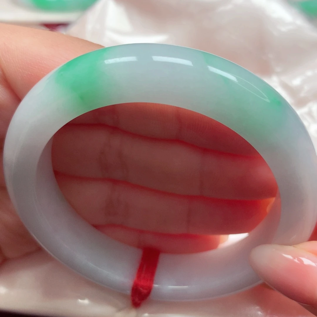 翡翠手镯未镶嵌白底青