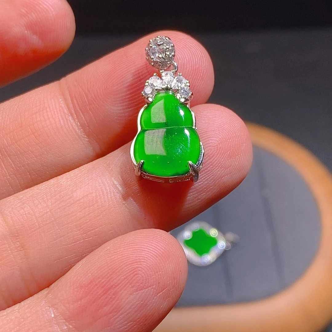 翡翠耳饰未镶嵌