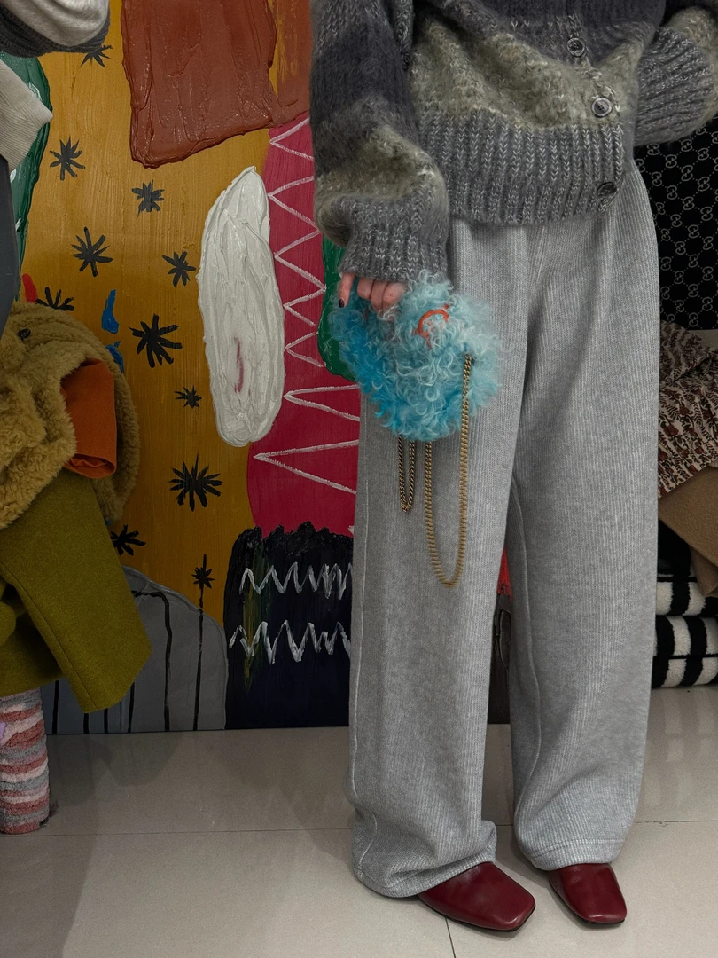 全松紧腰竖纹肌理感加绒卫裤 J24K634