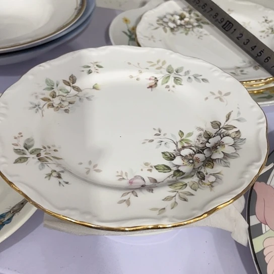 食**州瓷器和陶瓷艺术作品为重点组成