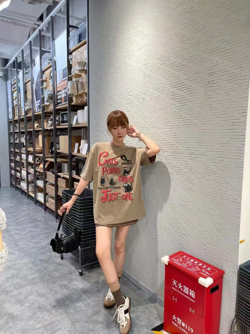 （南油娜姐）25夏季新款：摩卡卡字母猫咪洗水磨破宽松短袖T恤25248
