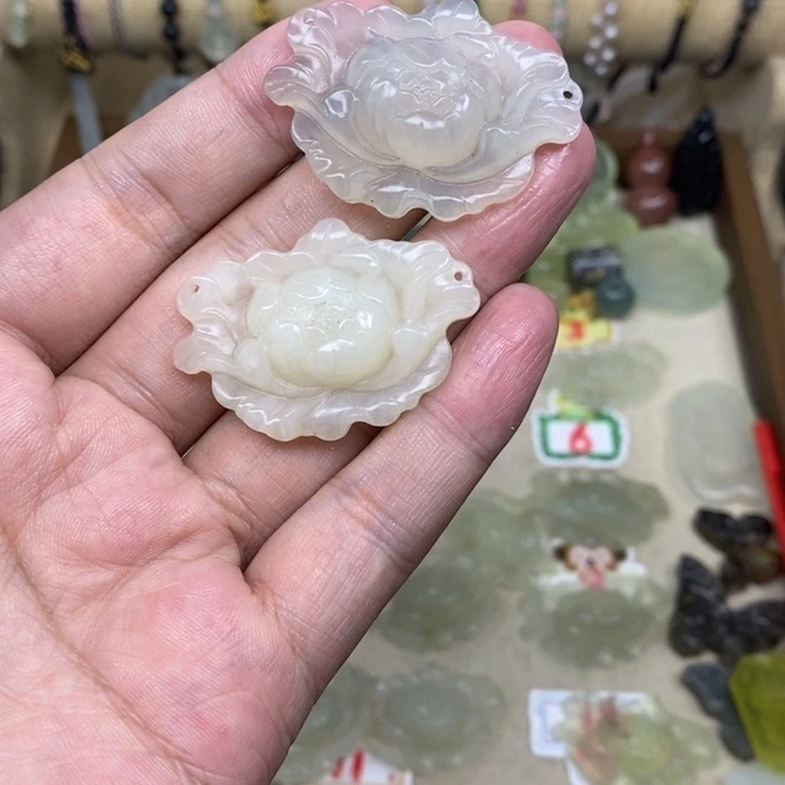 胖***。蛇纹石玉未镶嵌颈饰