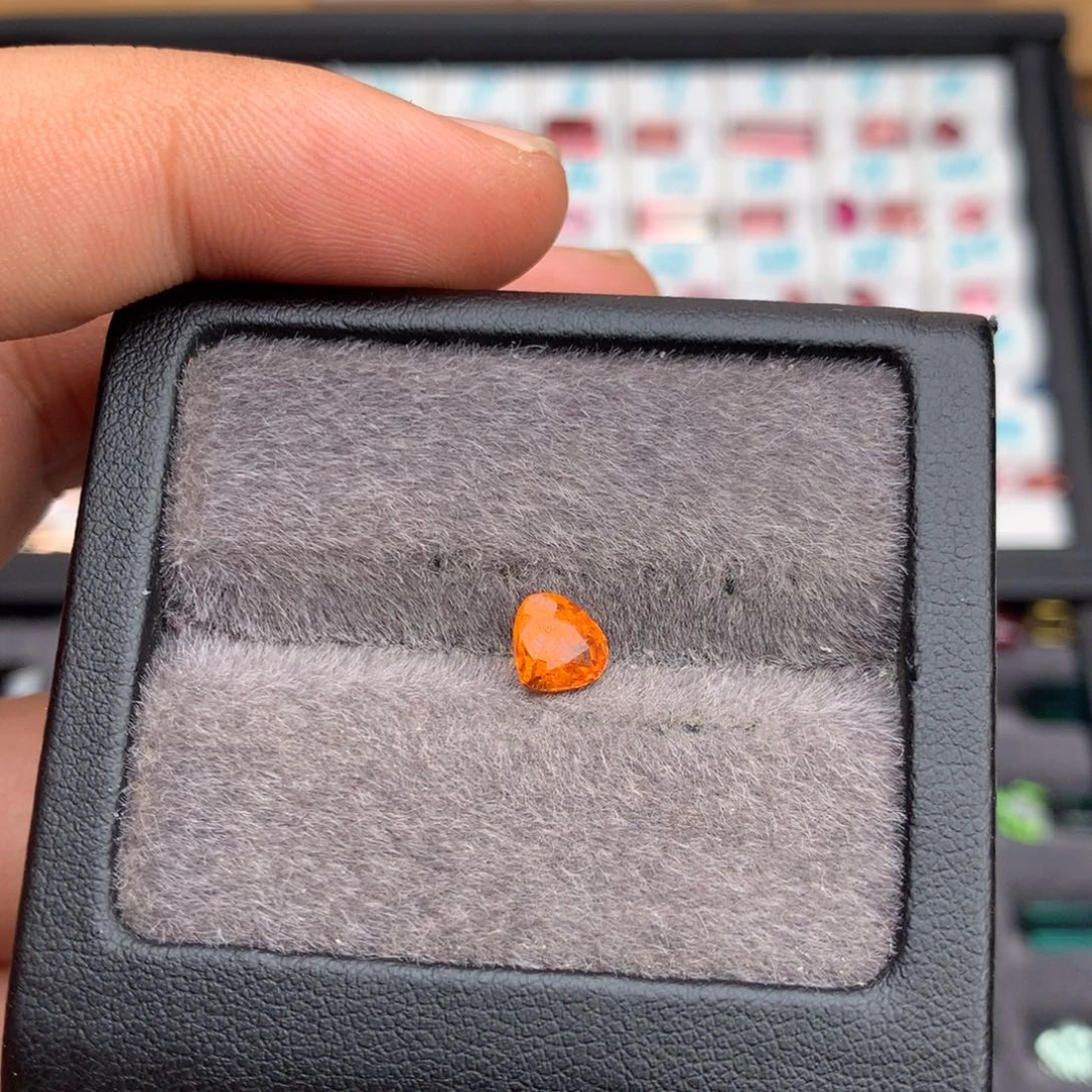 未镶嵌珠宝半成品石榴石（芬达石）1.36克拉