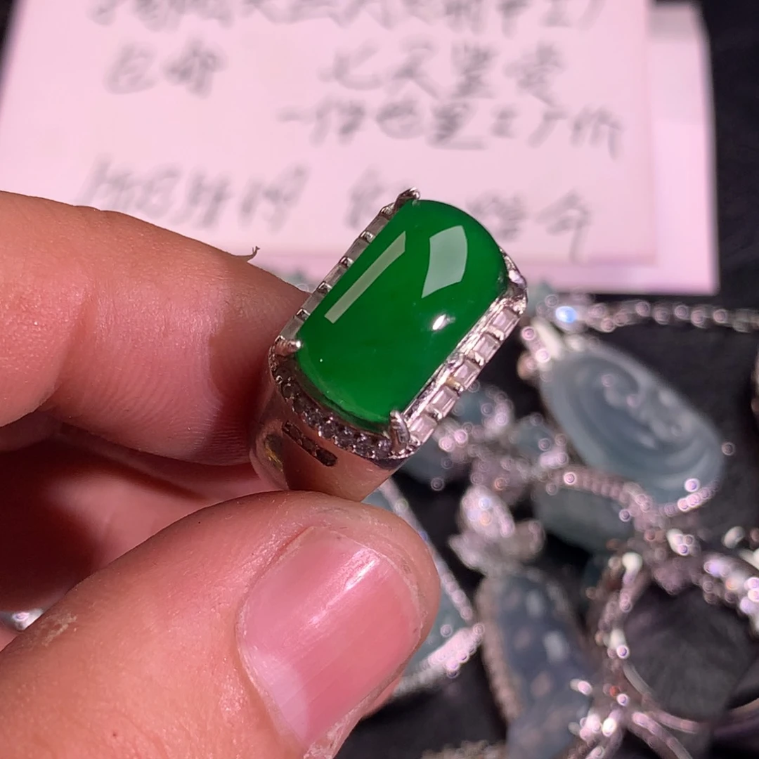 翡翠未镶嵌颈饰楠戒指