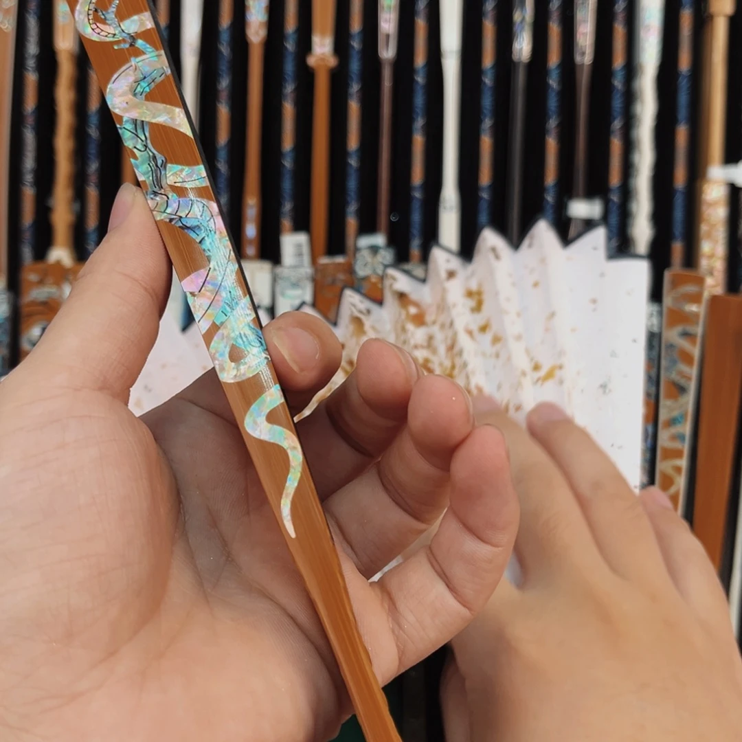一***道扇子纯手工制作工艺精湛