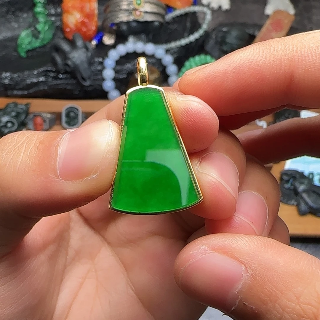 杰***馆翡翠18K金镶嵌颈饰