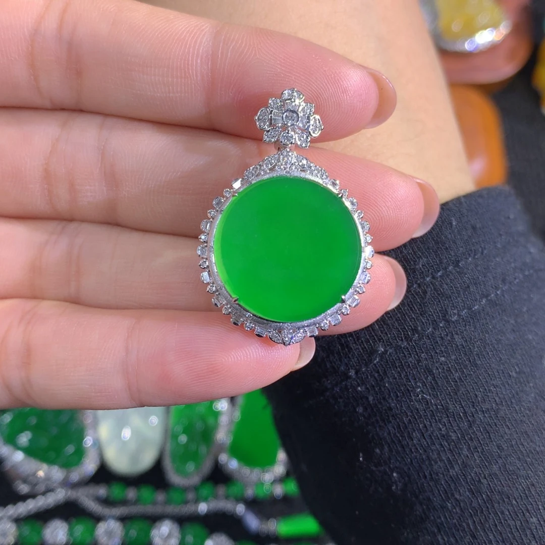 翡翠18K金镶嵌颈饰