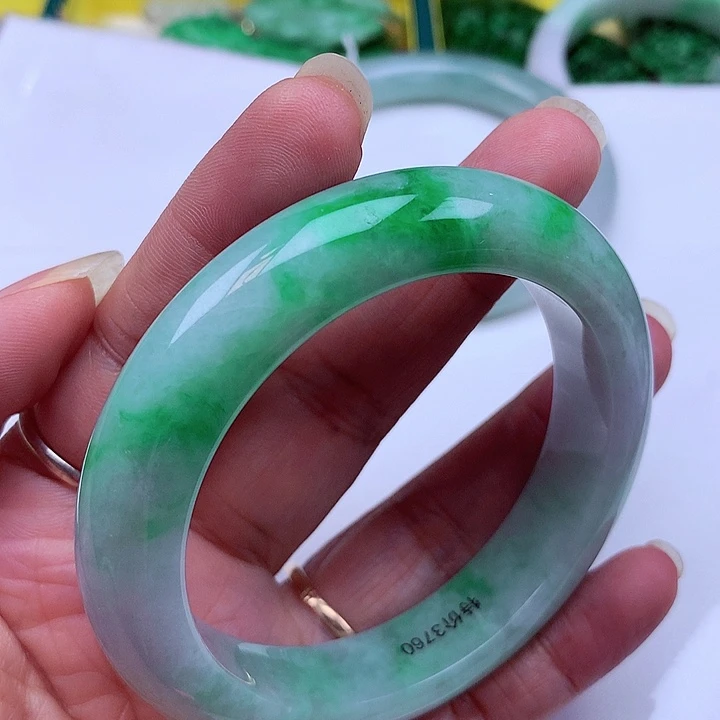 翡翠手镯未镶嵌翡翠