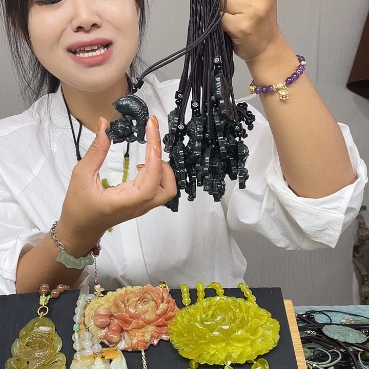 蛇纹石玉未镶嵌颈饰