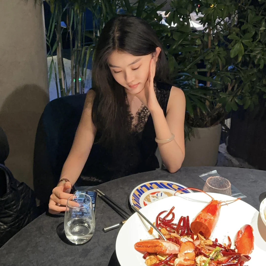 【郝洁】“南法花屿”高级感优雅知性丝绒拼蕾丝V领背心0571