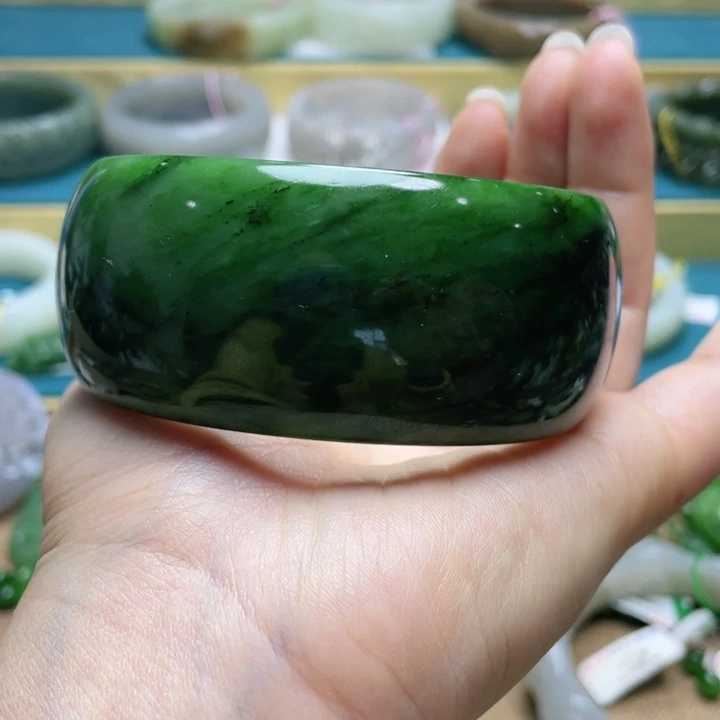 和田玉手镯64圈口。编号124未镶嵌王*