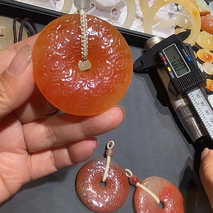 石英质玉（黄龙玉）未镶嵌颈饰