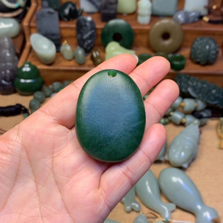 早****和田玉未镶嵌颈饰