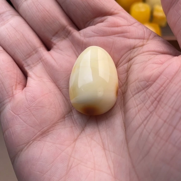 琥珀未镶嵌颈饰如图