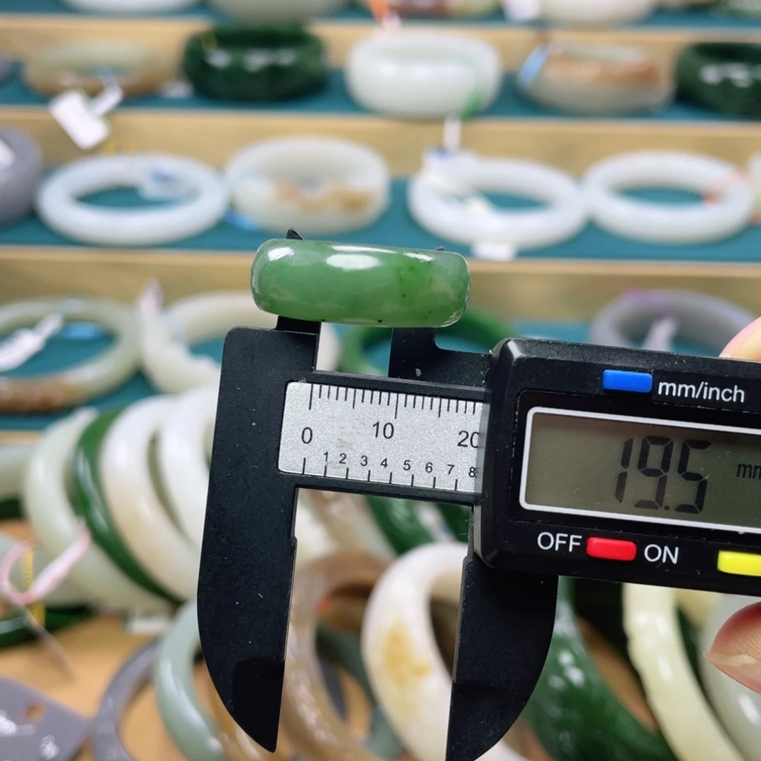 未镶嵌戒指和田玉