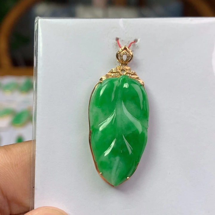 翡翠18K金镶嵌颈饰