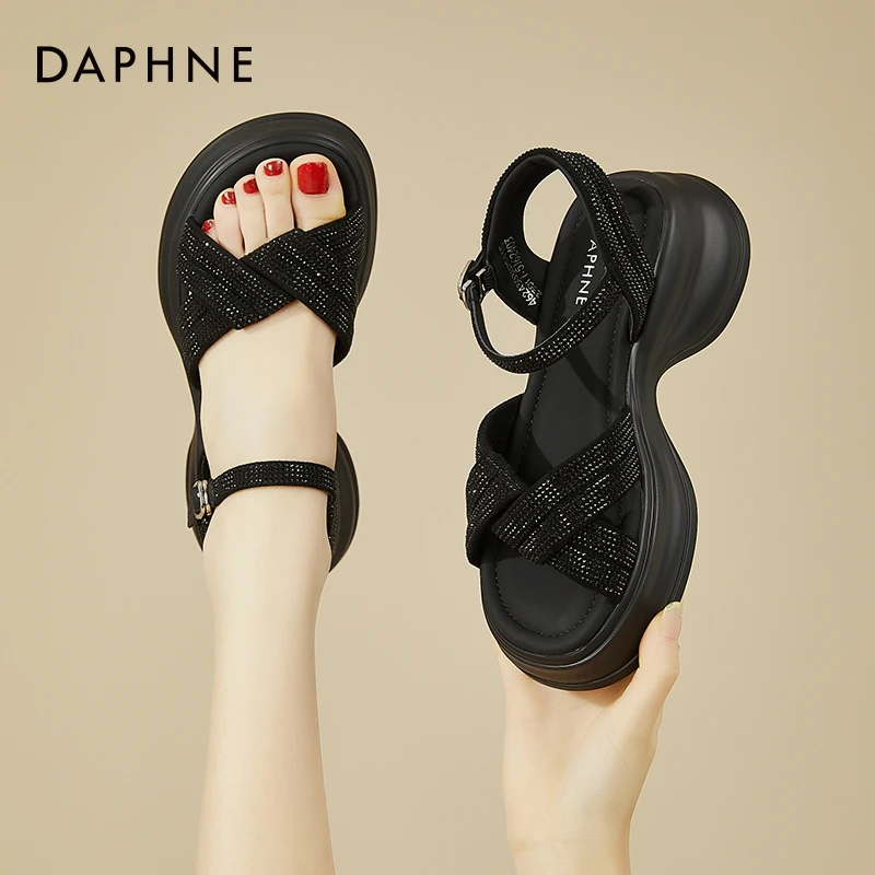 达芙妮粗跟厚底增高凉鞋女夏季新款软底踩屎感露趾外穿闪钻沙滩鞋