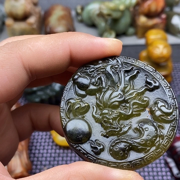 蛇纹石玉未镶嵌颈饰