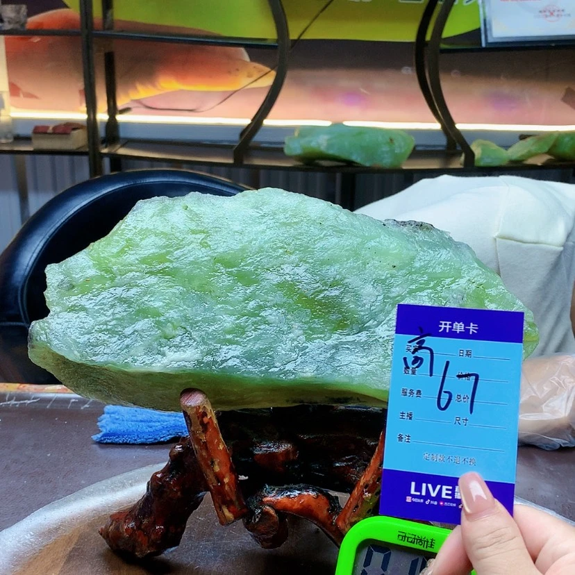 【闪购商品】未镶嵌蛇纹石玉原石简**人