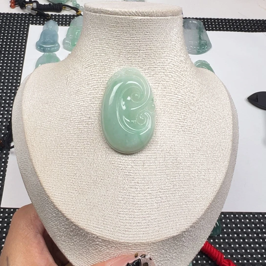 翡翠未镶嵌颈饰如意