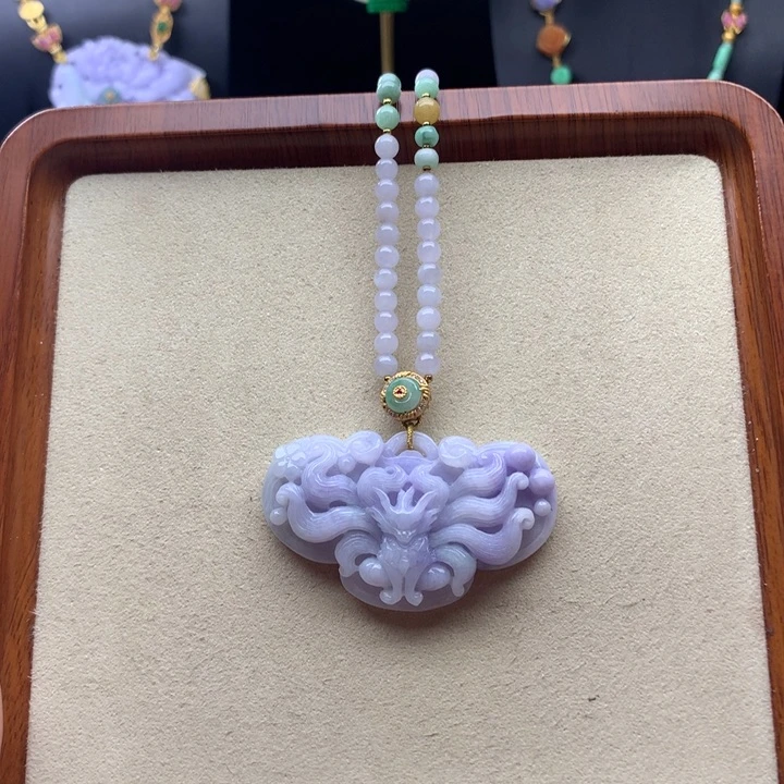 翡翠颈饰未镶嵌翡翠九尾狐