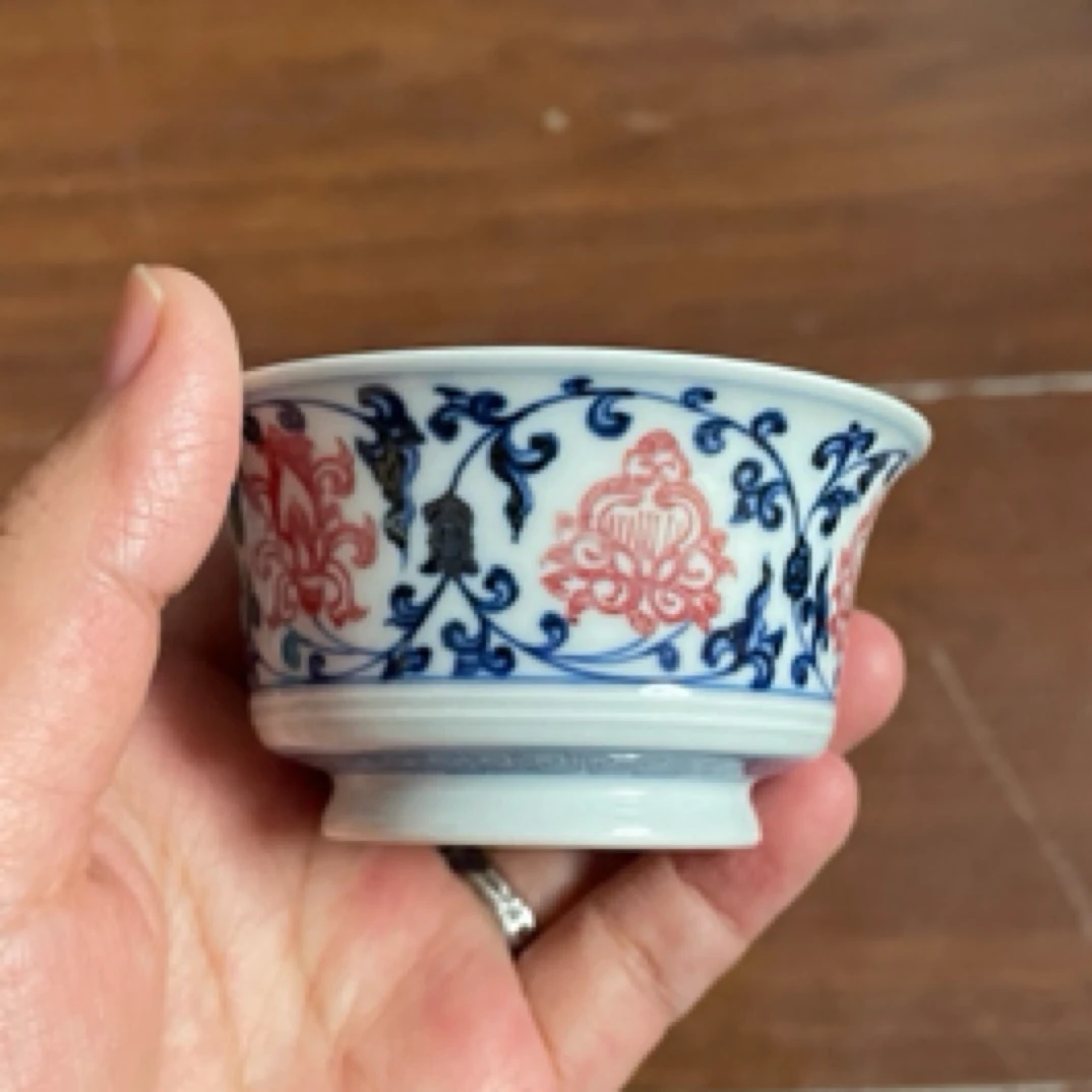 阅贤斋釉里红缠枝莲马蹄杯瑕