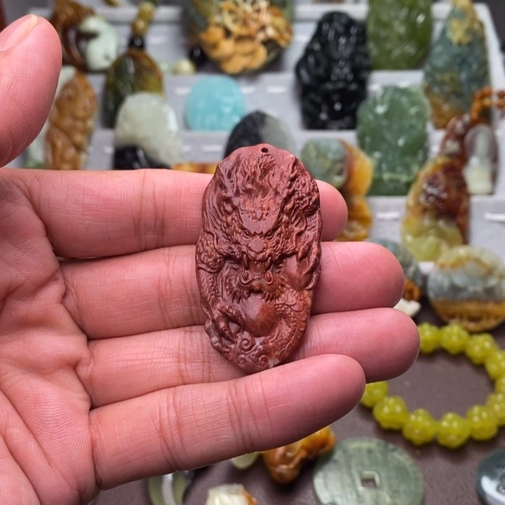 蜉***悠蛇纹石玉未镶嵌颈饰