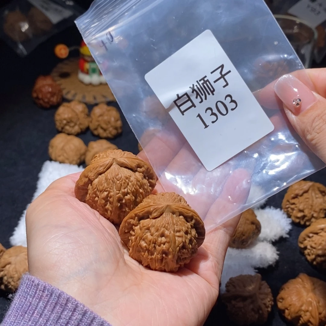 文玩核桃吊坠张****o白狮子40