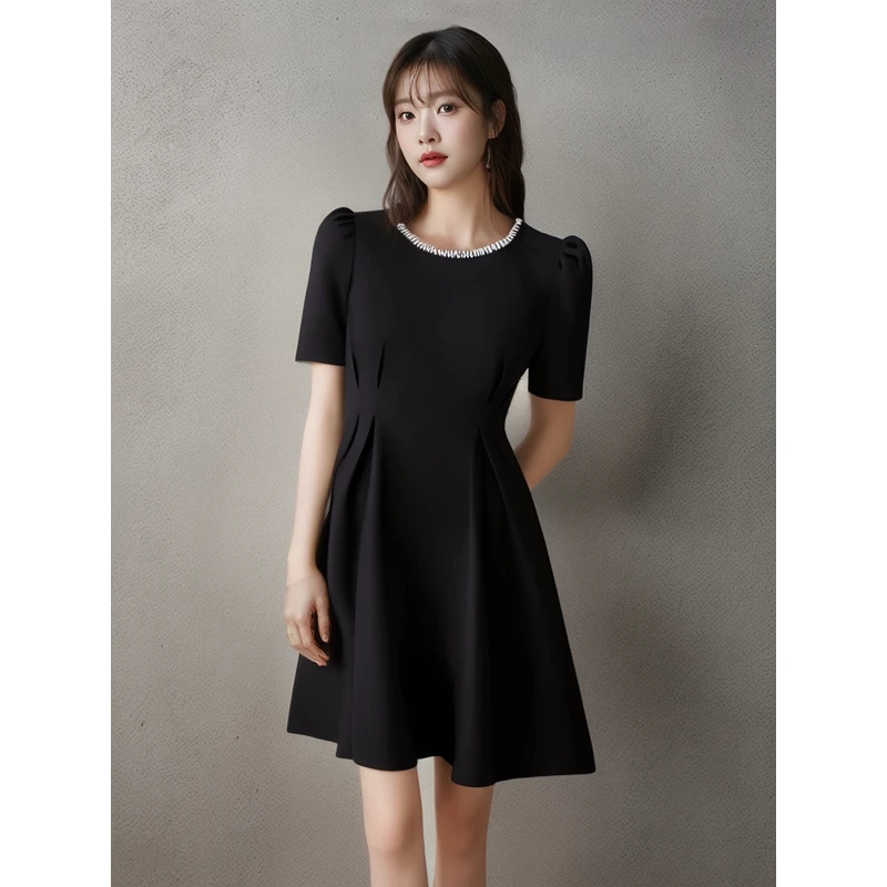 夏季新款圆领珍珠赫本风小黑裙时尚修身显气质收腰法式连衣裙