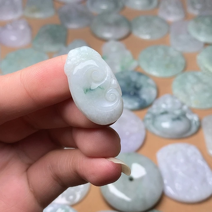 翡翠未镶嵌颈饰如意