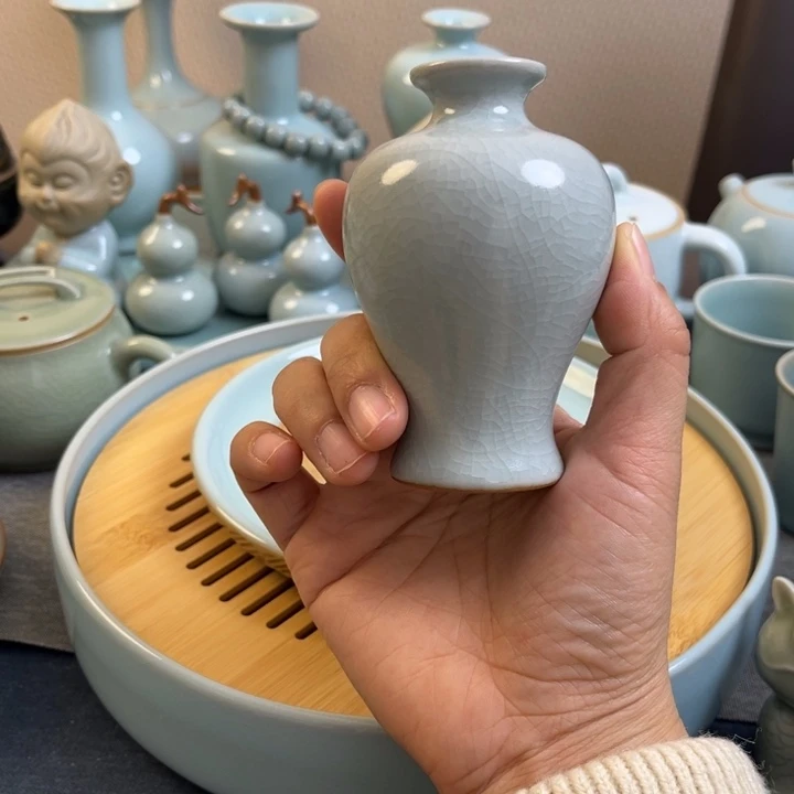 日***峰汝瓷月白小花瓶微瑕