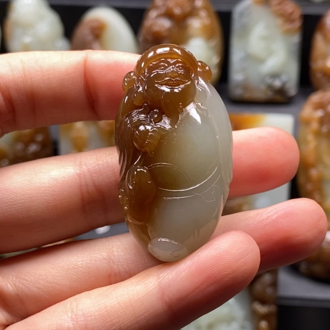 和田玉挂件未镶嵌向****?