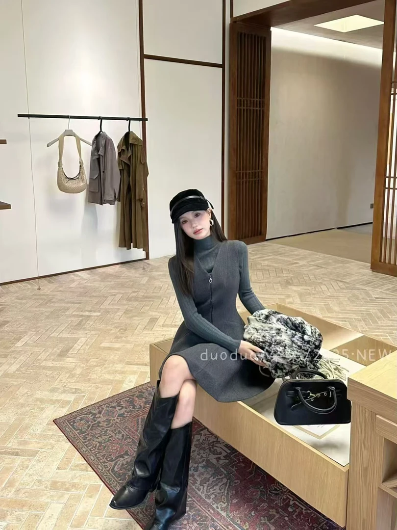 新款秋冬时尚2025高龄打底衫+V领砍袖连衣裙洋气显瘦两件套9851