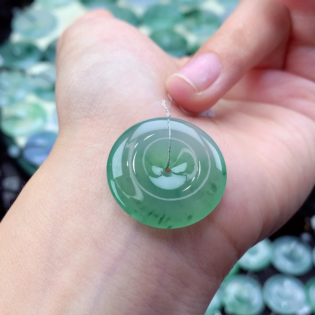 翡翠未镶嵌颈饰编号34。尺寸25-5.5