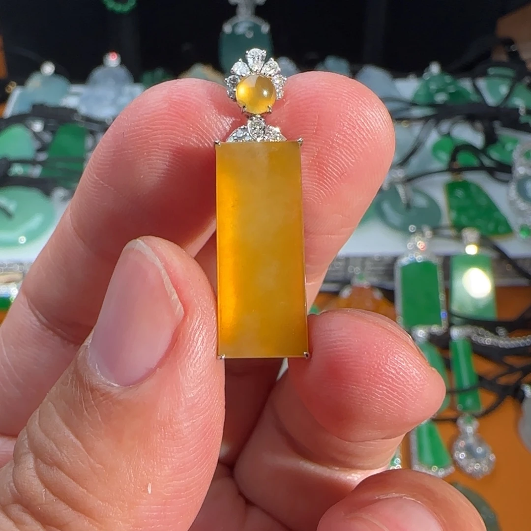 翡翠18K金镶嵌颈饰冰黄小无事牌