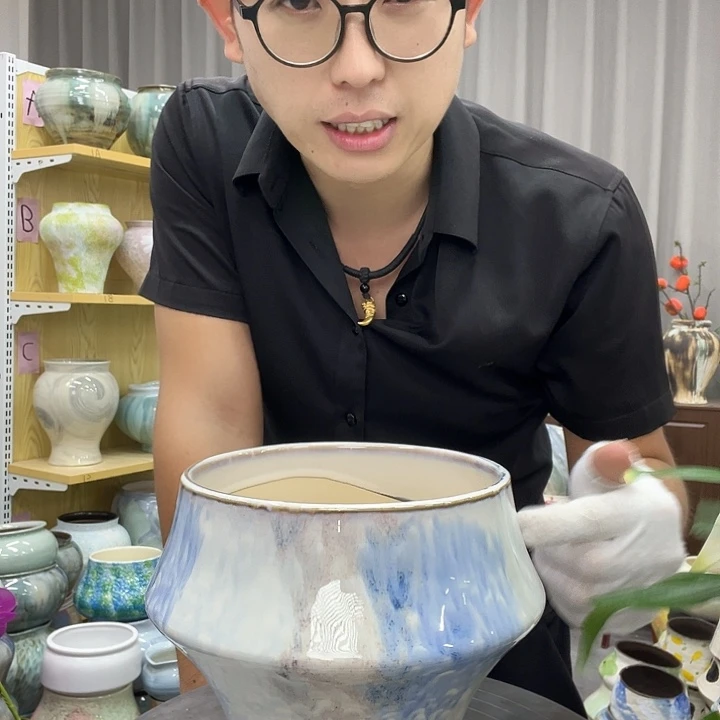 花盆里面的那个人是谁