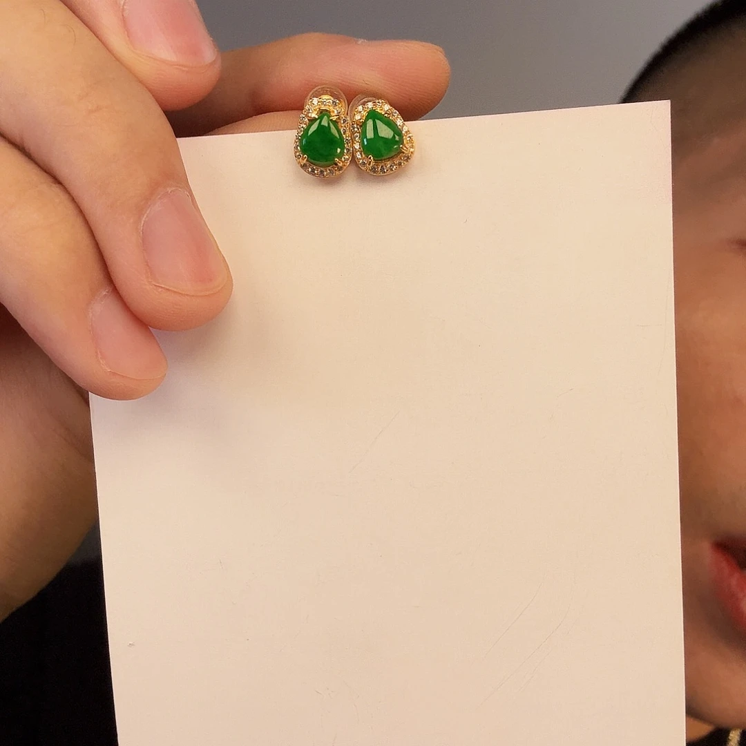 翡翠未镶嵌颈饰一对